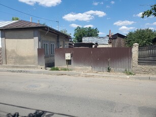 Se vinde casa batraneasca la 2 min distanta de ldl piata cu toate utilitățile