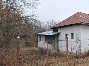 Teren cu casă bătrânească, de vânzare, situat în Stațiunea Slănic Prahova.