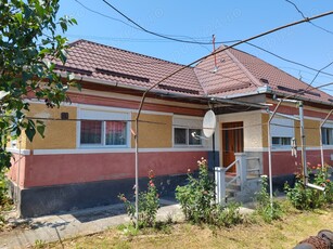 Vând casa 2 camere, bucatarie, camara, baie, terasa si anexe gospodărești