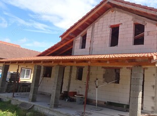 Vand casa la rosu in Deva, zona Horia, P+ M, suprafata construita 348,28 mp, suprafata teren 959 mp