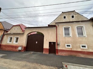 Vand casa pe doua parti, cu teren de circa 2447 m , in comuna Vulcan jud. Brasov