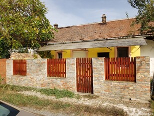 VAND casa renovata, luminoasa cu tavan inalt ,utila pentru orice destinatie,in Jimbolia.