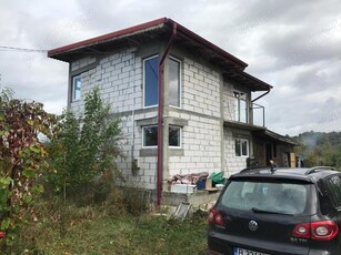 vand teren cu livada+casa comuna Voinesti