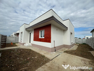 Casă Modernă cu 2 Dormitoare și Living Generos pe Teren de 347 mp