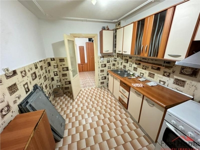 Apartament 2 camere , parter, zona Longinescu