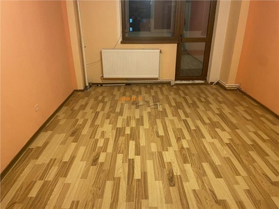 Apartament 3 camere , zona Scoala nr 10 , 78 mp , imbunatatit , liber