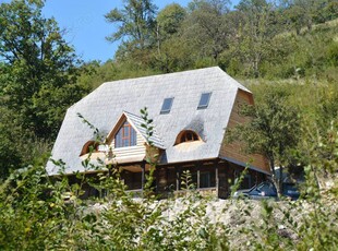 Vand casa la Buru construita traditional din barne de stejar cu tarnat sculptat si interior modern