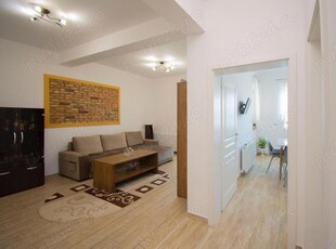 Vand casa tip duplex, pe sol, 3 camere, 2 bai, zonă liniștită