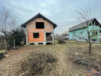 Casa in Rosu cu teren de 1.000 mp pe malul Somesului