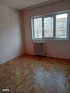 Apartament de vanzare 3 camere etaj 1 zona Decebal