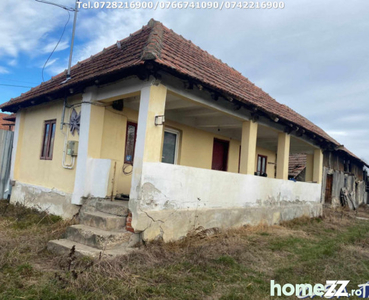 Casa situata în orasul Târgu-Carbunesti