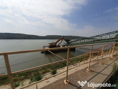 Oltenita - teren pe malul Dunarii cu chei betonat si pont...