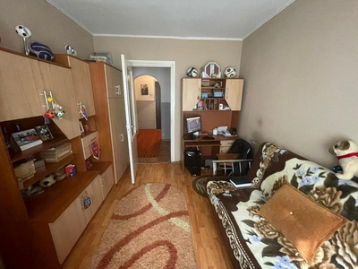 Apartament cu 3 camere, decomandat, zona Dacia