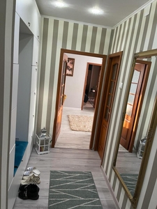 Apartament cu 3 camere, zona Podu Ros