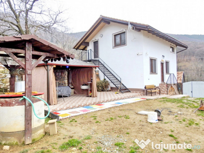 Bijuterie Rurală: Casa cu 5 Camere în Comuna Rășinari, S