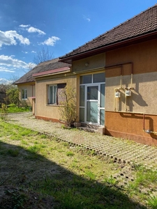 Casa tip duplex, zona piata Izvoare