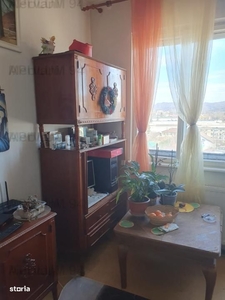 Apartament cu 3 camere de vanzare in Campina