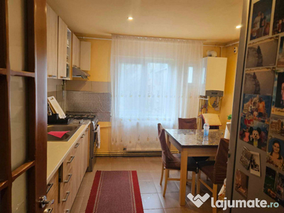 Apartament de 3 camere zona NOUA,