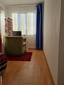 Vand apartament cu 3 camere.