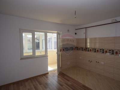 Apartament 3 camere vanzare in bloc de apartamente Vrancea, Panciu, Central