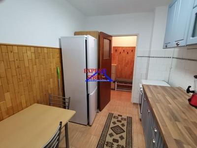 INCHIRIEZ apartament 3 camere semidecomandat , zona Mihai Viteazul