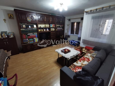 Resita, apartament 3 camere, decomandat, 90 mp, etaj 1, zona Centrala