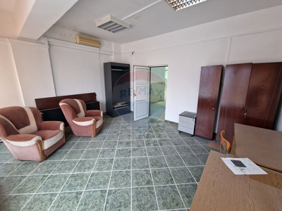 Spatiu comercial 327 mp vanzare in Bloc de apartamente, Piatra-Neamt, Central