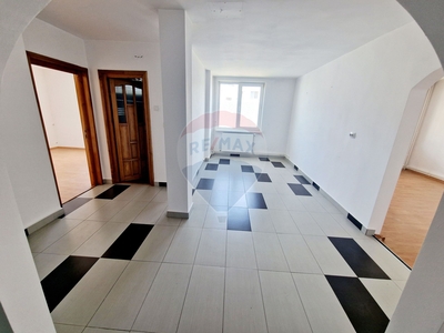 Apartament 4 camere vanzare in bloc de apartamente Piatra-Neamt, Precista