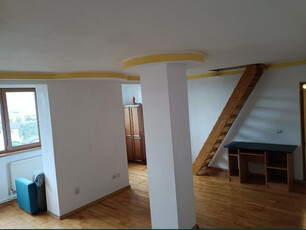 De vânzare apartament cu 3 camere decomandat plus mansarda