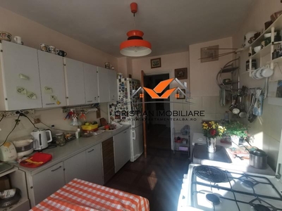 Apartament 4 camere decomandat Cetate, etaj 2, cu garaj si pivnita!