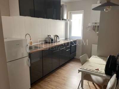 Apartament cu 3 camere, zona Spitalul Judetean. CENTRALA PROPRIE