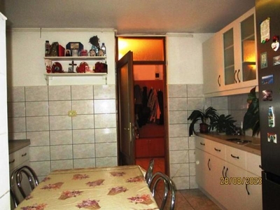 De vanzare Apartament 3 camere, zona Cetate - Mercur. Pret vanzare: 82500 Euro.
