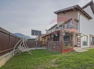 Casă modernă cu grădină și priveliște în Săcele - zona Turches