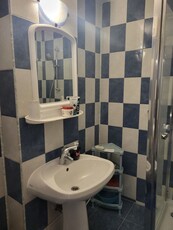 inchiriez apartament cu trei camere decomandate