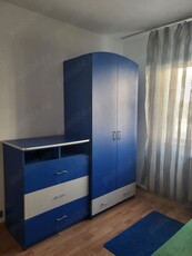 Închiriez apartament cu trei camere semidecomandat