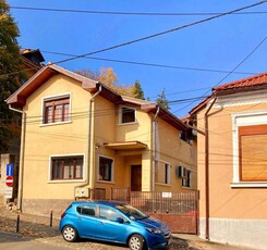 Inchiriez casa in Deva P+M, zona Baritiu (Liceul Pedagogic), suprafata utila aproximativ 110 mp,