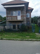 Casa foarte rezidtenta in zona linistita si in acelasi timp aproape de centru