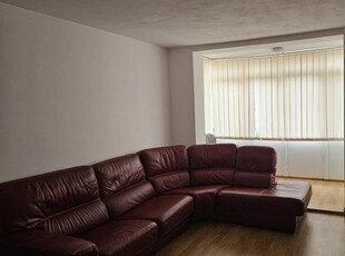 Apartament 2 camere, etaj 1/4, zona Podu Ros