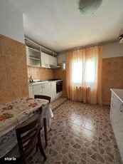 Apartament cu 3 camere, localizat în zona de jos a oraşului.