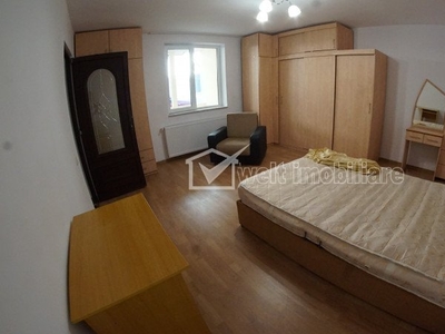 DE VANZARE! Apartament la casa, 2 camere, curte comuna, zona Centrala!