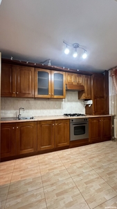 Inchiriez apartament cu 3 camere, 2 bai, 2 balcoane, Focsani Centru, etaj 3, centrala proprie, 80mp