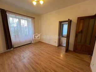 Apartament 3 camere la casa, gradina, zona centrala