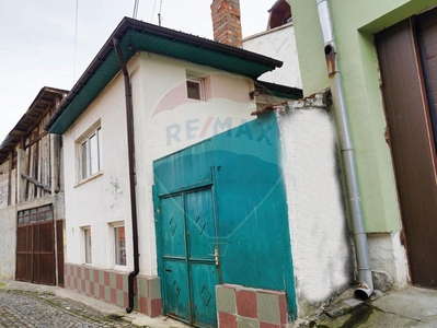 Casa cu garaj, de renovat, Schei