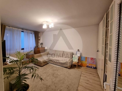 Vand apartament 3 camere Intre vii