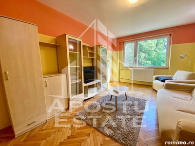 Apartament semicentral cu 3 camere, centrala proprie