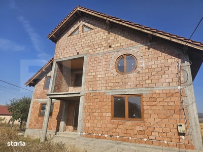 Casa individuala la rosu, 6 camere, teren 1200 mp, Vintu de Jos