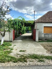 Casă locuibilă cu livadă mare