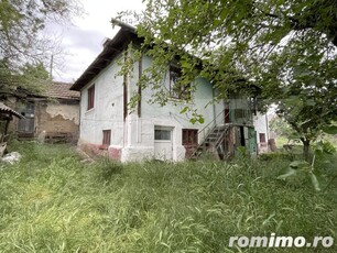 Casa bătrânească, 3055 mp teren, zona Plesoi