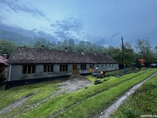 Casa de vanzare cu peste un hectar de teren