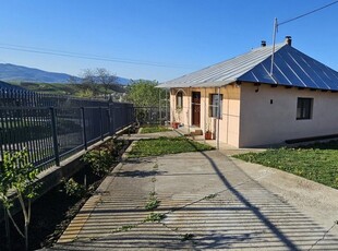 Casa de vanzare, zona Bucsesti!